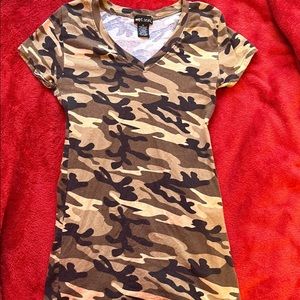 V neck camo tee size small